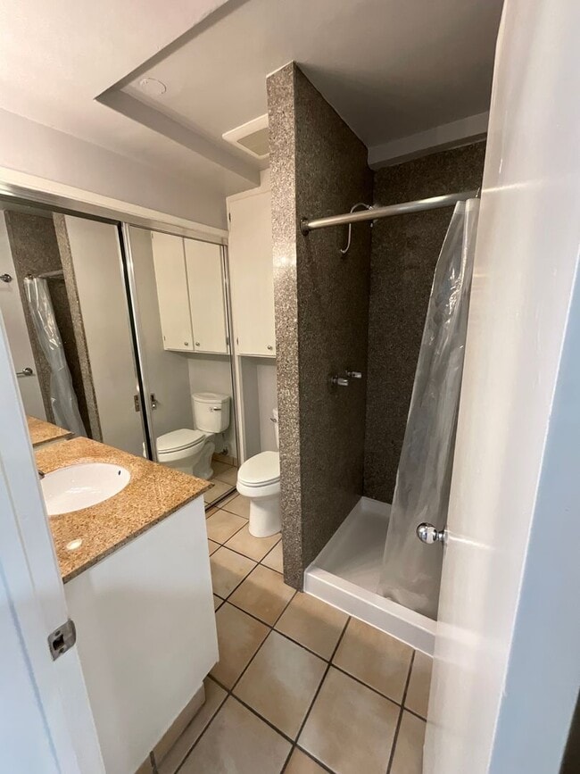 Building Photo - Studio Apartment - North Hollywood -Move I...