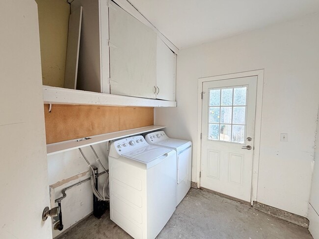 Building Photo - Eastside Single-Story Home with Updates & Private Yard