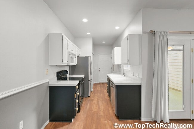 Building Photo - Charming 3 BD 2 BA Townhome Located in Hillsboro's Briarcreek Community | Recently Updated! | Mai...