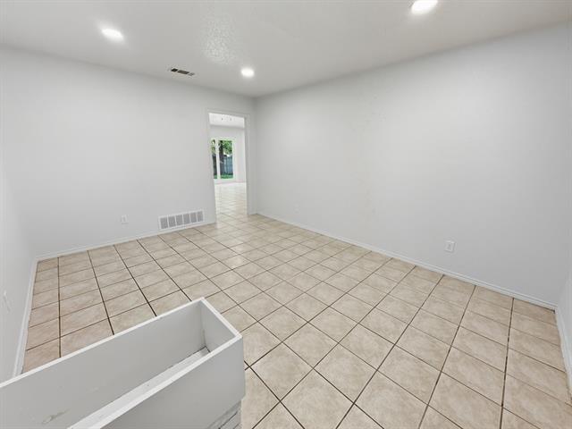 Building Photo - 2120 Vickie Dr