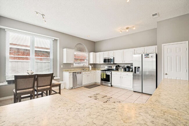 Building Photo - "Spacious 3-Bedroom Gem with 2 Full Baths in Garland – 2276 Sq Ft of Comfort Awaits!"