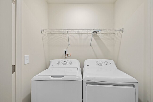 Building Photo - 2058 Gln Xing Dr