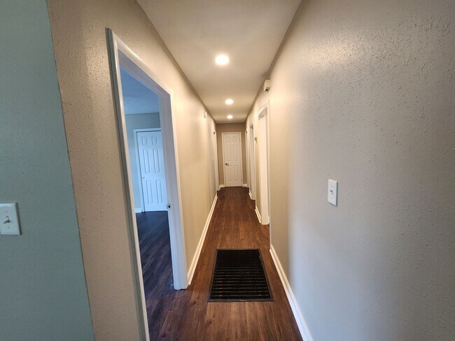 Building Photo - 3 Bedrooms 1.5 Baths Carport - Midtown