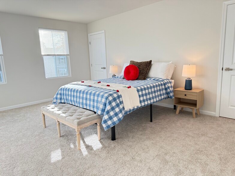 Lovely master with 2 large walk in closets and en suite with shower and double vanities - 134 Grove Hill Ter