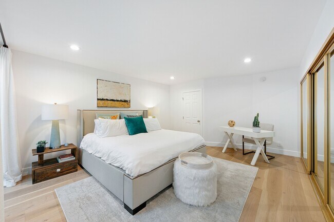 Building Photo - 6502 Dume Dr