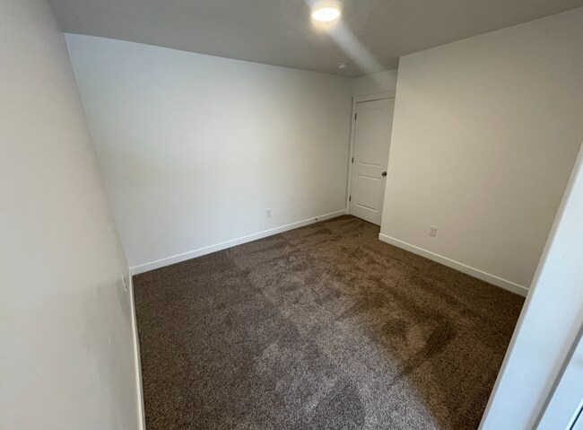 Building Photo - Small dog Friendly!! 4-6 Month Lease!
