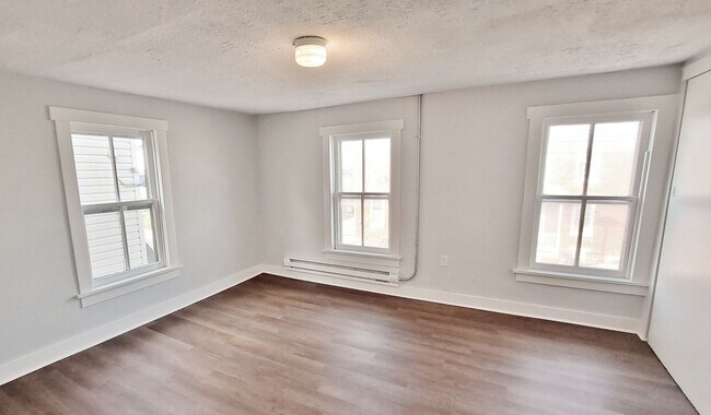 Building Photo - 516 Main St