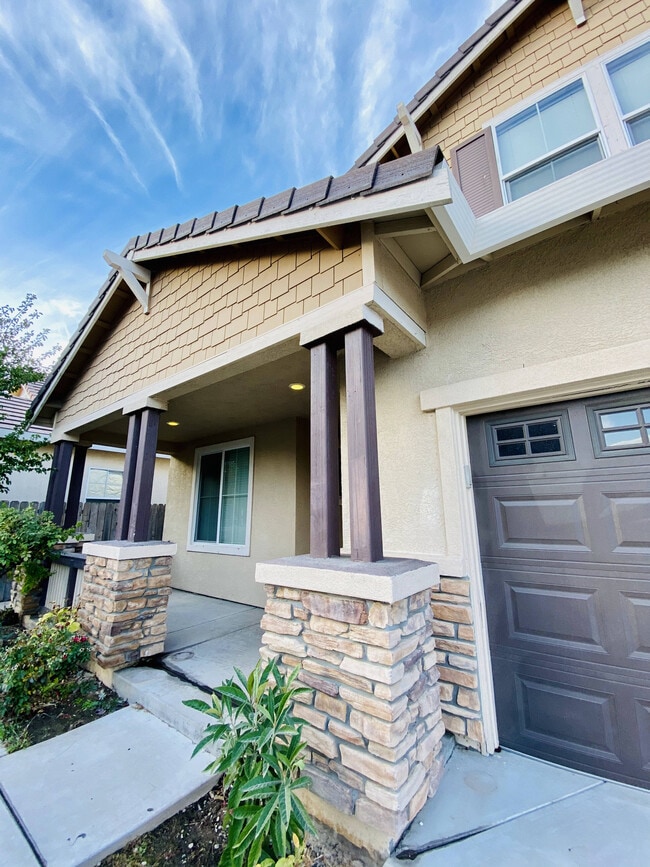 Building Photo - 1001 La Paloma St