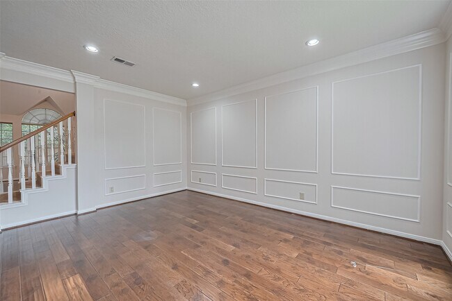 Building Photo - 1327 W Forest Dr
