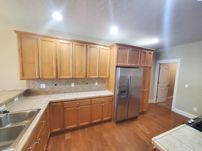 Building Photo - Columbia Point condo for rent