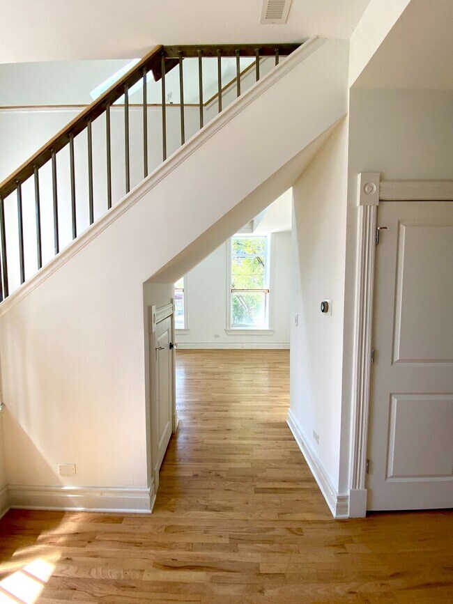 Building Photo - Pilsen 1248