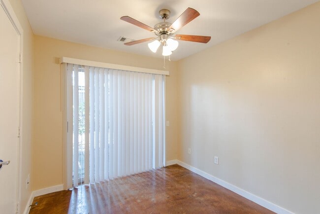 Building Photo - Stunning Contemporary 3-Story 3/2/2 Townhome in Oaklawn Gated Community!