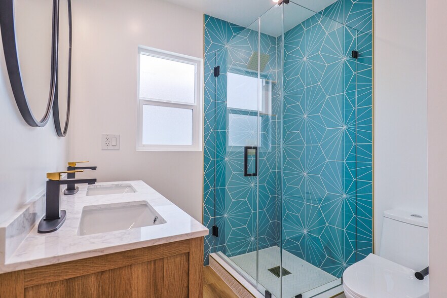 Master Bath - 4521 E 55th St