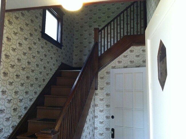 Building Photo - 2500 Fuller Ave NE