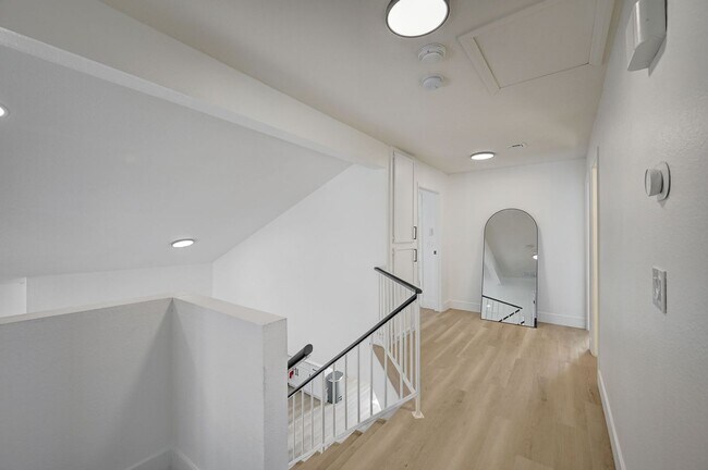 Building Photo - Furnished 4 bedroom home in the Lakes!