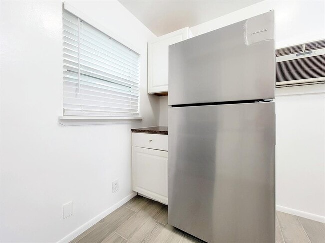 Building Photo - 1014 1/2 E 38th St