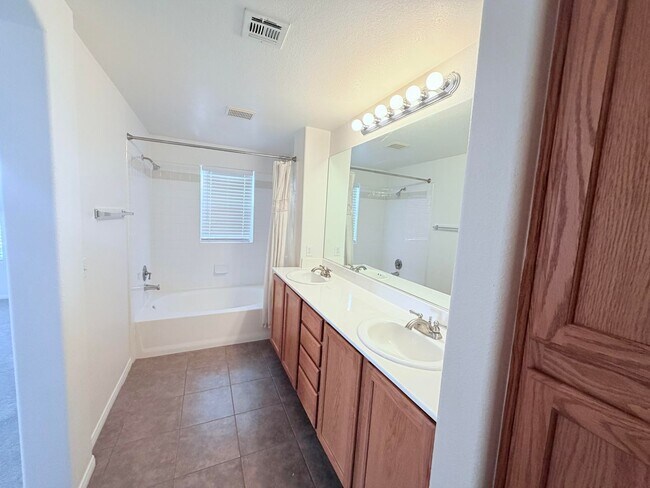Building Photo - GREAT SUMMERLIN CONDO IN GATED COMMUNITY!!