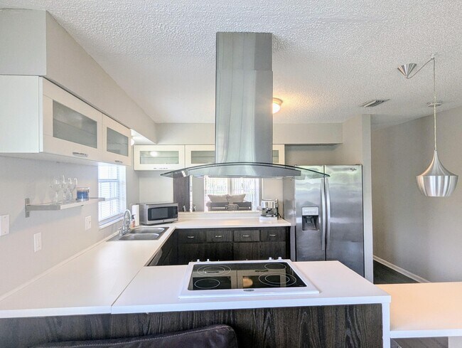 Building Photo - 1352 Riverside Cir