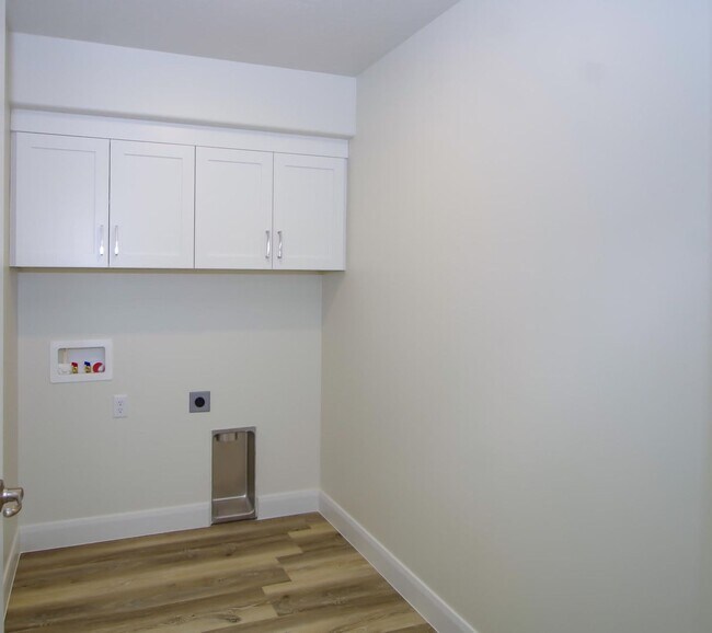 Building Photo - 4 Bedroom Townhome in Hurricane Heights Co...