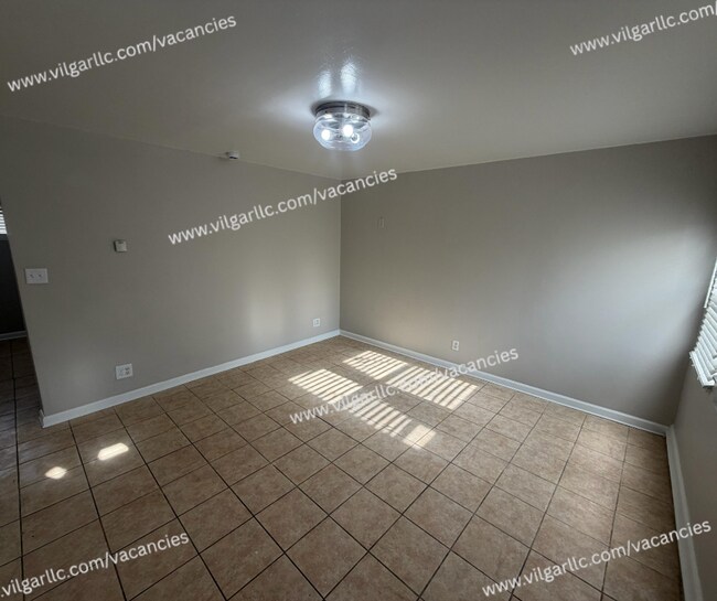 Building Photo - FOR RENT — SPACIOUS 3 BED / 1 BATH HOME