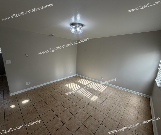 Building Photo - FOR RENT — SPACIOUS 3 BED / 2 BATH HOME