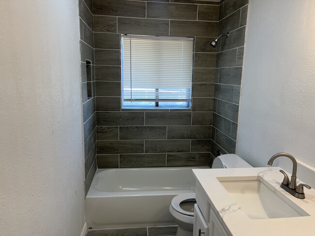 Building Photo - 1010 Monticlair