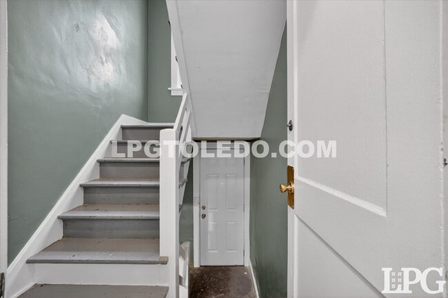 Building Photo - 4136 N Lockwood Ave