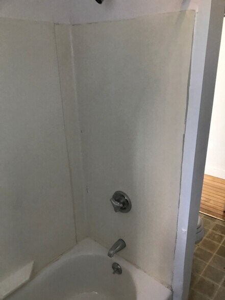 Building Photo - 378 Thames St