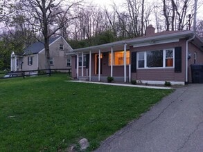 Building Photo - 640 Center St