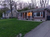 Building Photo - 640 Center St