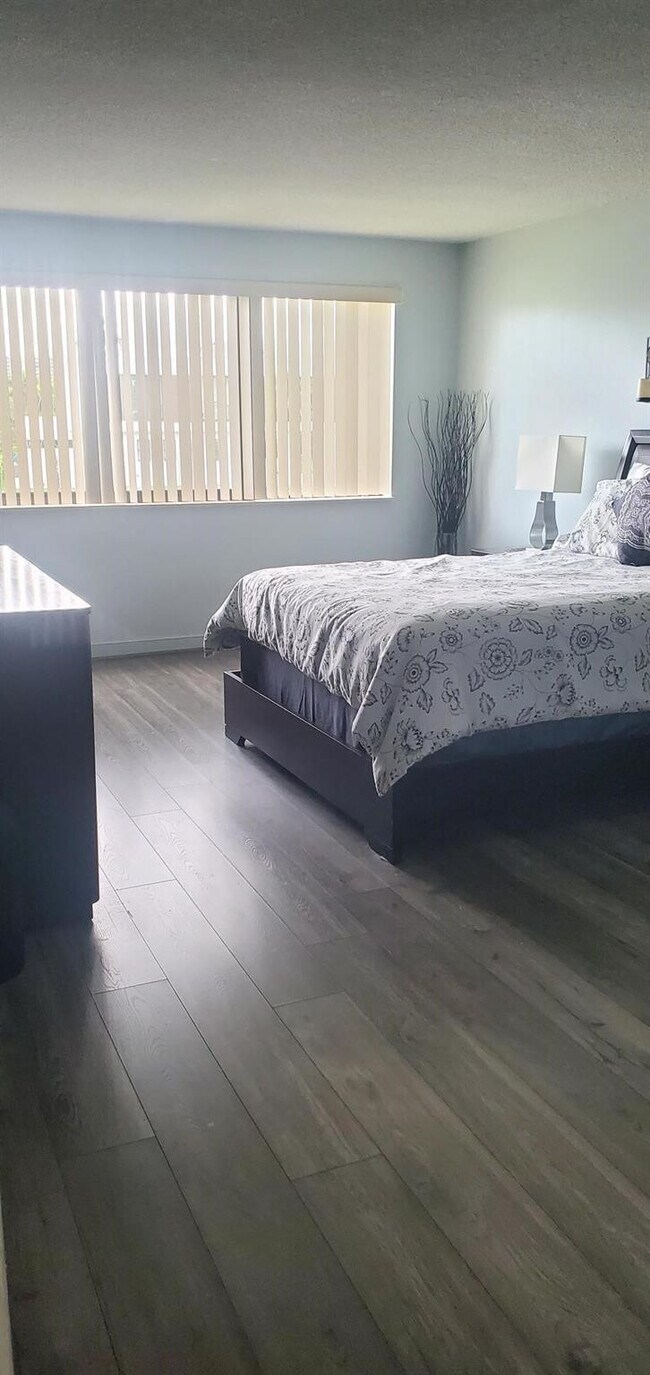 Building Photo - 301 Golden Isles Dr