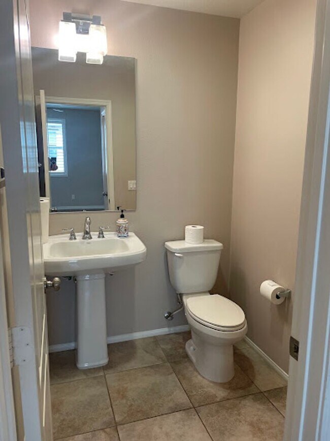 Building Photo - Stunning 2 bed 2.5 bath Solar Powered Town...