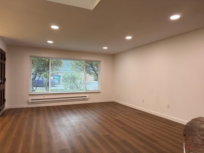 Building Photo - CLICK "REQUEST A TOUR" NOW!