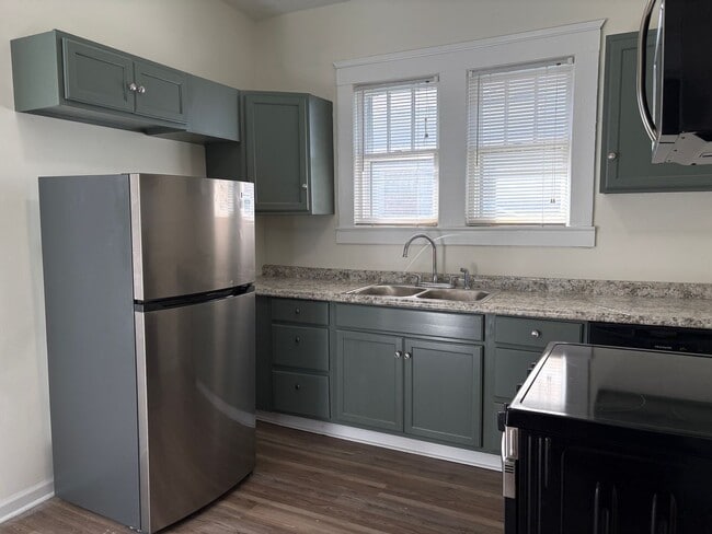 Building Photo - 2 Bedroom, 1 Bathroom House in High Point!