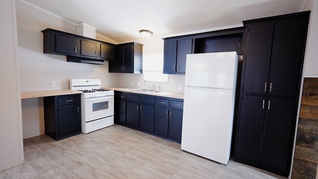 Building Photo - 210 N Walnut St