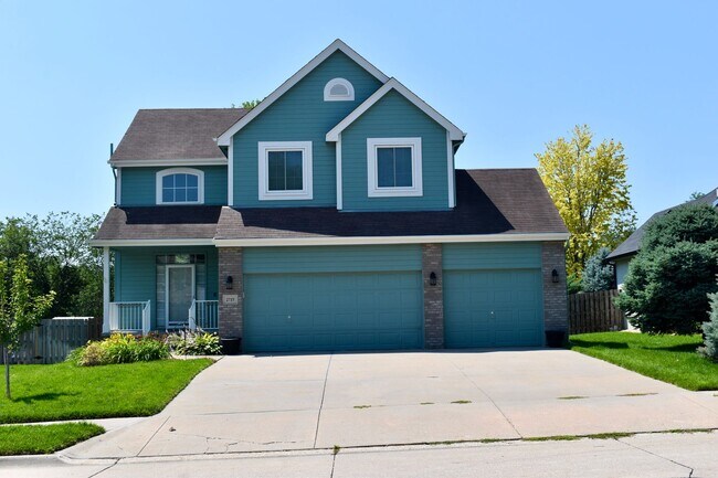 Building Photo - Modern 3 Bedroom 4 Bathroom Bellevue Home!