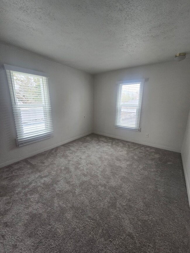 Building Photo - 2 bed 1 bath Recently Remodeled