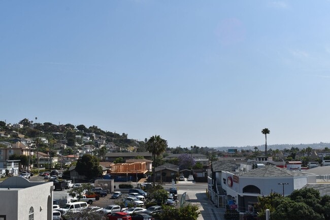 Building Photo - 2 bedroom 2.5 bath Townhome, walking dista...