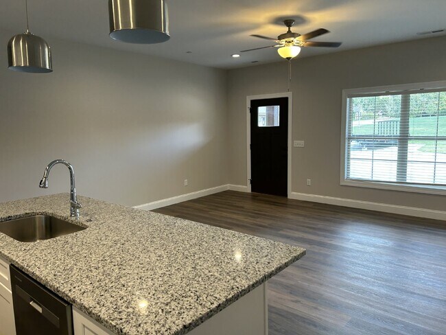 Building Photo - 1 BEDROOM 1 BATH APARTMENT WITH GARAGE FOR RENT AT CYPRESS RIDGE