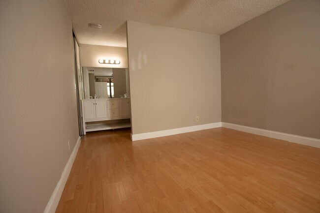 Building Photo - 2738 Carambola Cir S