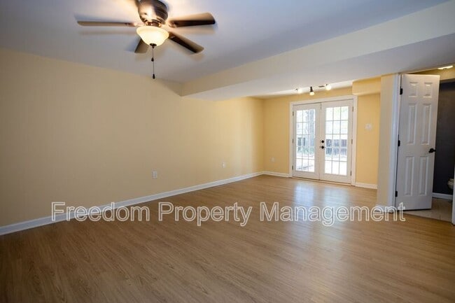 Building Photo - 5685 Roundtree Dr