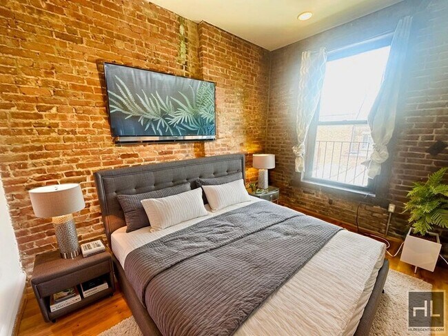Building Photo - Enormous Floor Through 3 Bed/1.5 Bath in C...