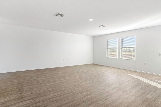 Building Photo - Southside gem! 4 bedrooms, loft, open floor plan less than 10 miles from the Toyota plant