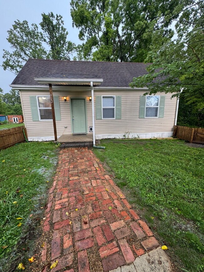Building Photo - Fully renovated 2 bed/1 bath home with fenced front yard