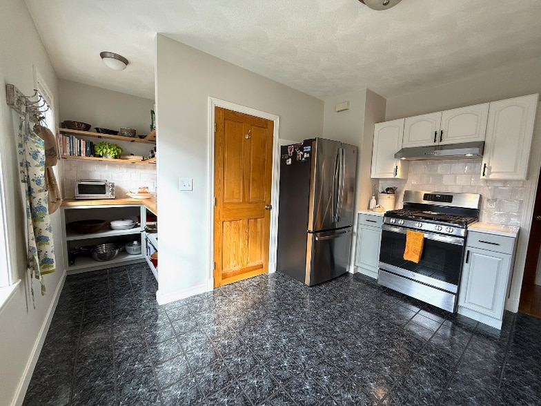 Building Photo - 37 Lindale Ave