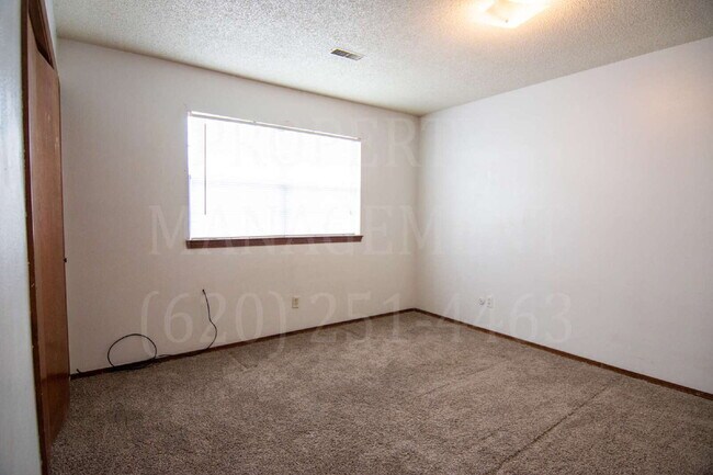 Building Photo - Charming 2-Bedroom Apartment