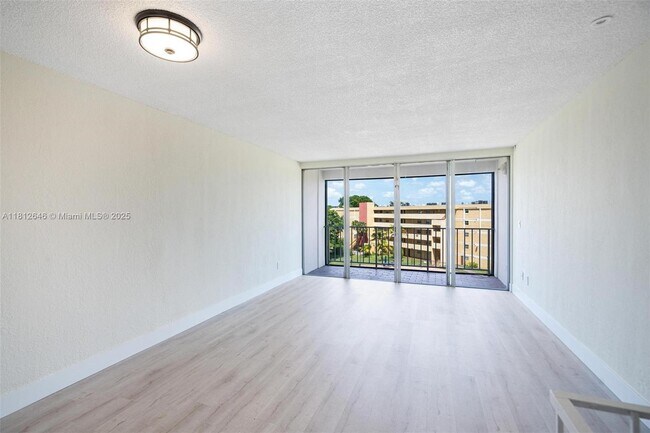 Building Photo - 9210 Fontainebleau Blvd