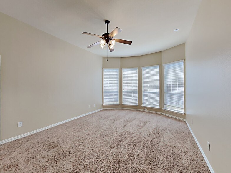 Building Photo - 1310 Golf Club Dr