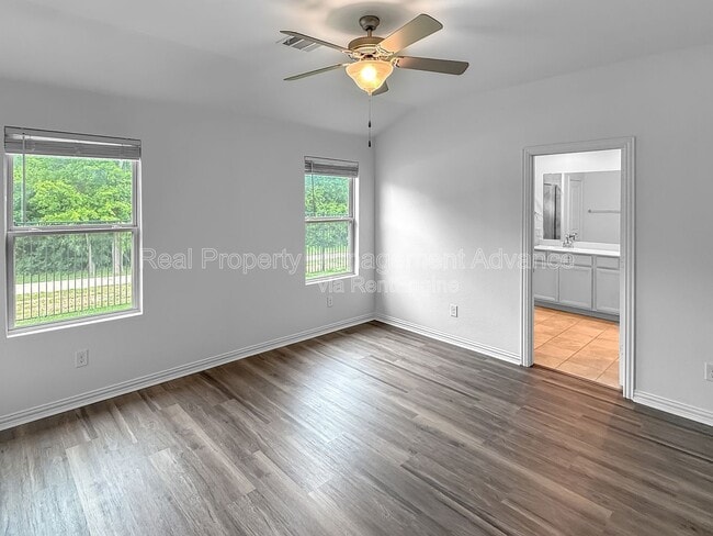 Building Photo - 579 White Water Dr