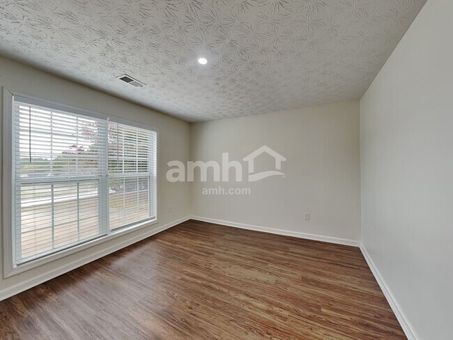 Building Photo - 18 Ludwick Ln